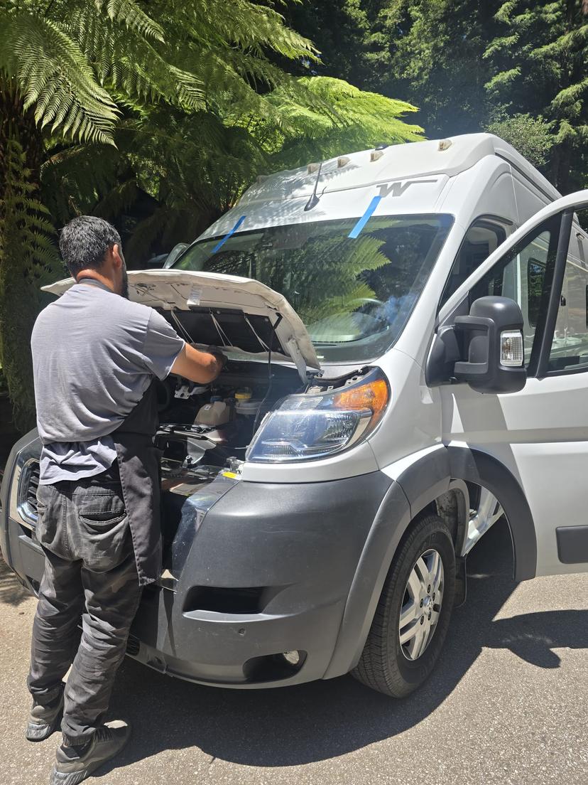 Mobile auto glass service vehicle